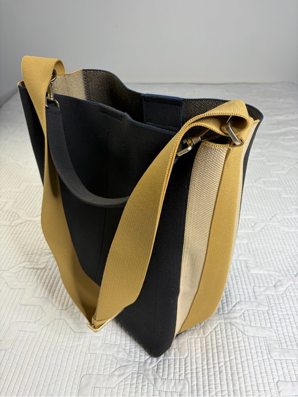 ROTHY'S The Bucket Bag in Ink and Ivory